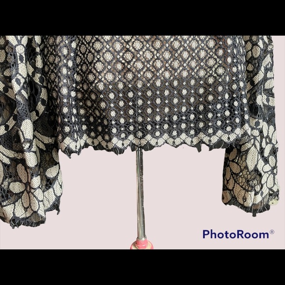 Venus black lace bell bottom sleeve top size 10 - Picture 4 of 9